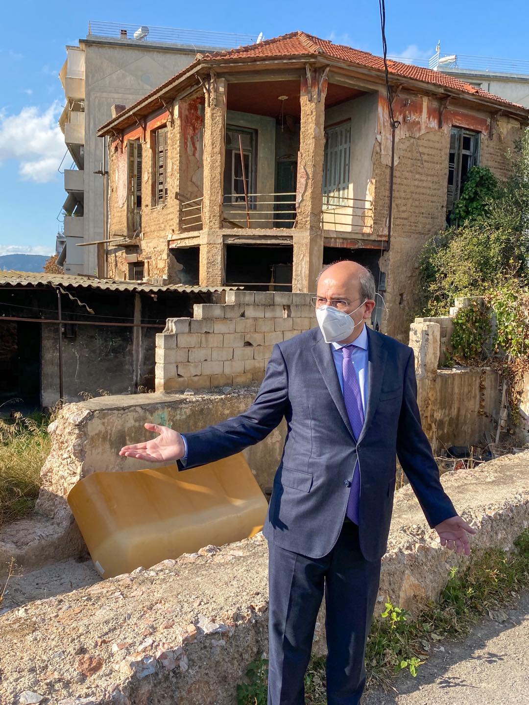 Αυτοψία Χατζηδάκη σε ετοιμόρροπο κτίριο στο Μαρούσι