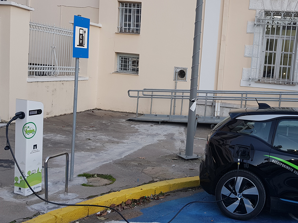 Σταθμοί φόρτισης ηλεκτρικών αυτοκινήτων εγκαθίστανται σε 4 πόλεις της Περιφέρειας Πελοποννήσου