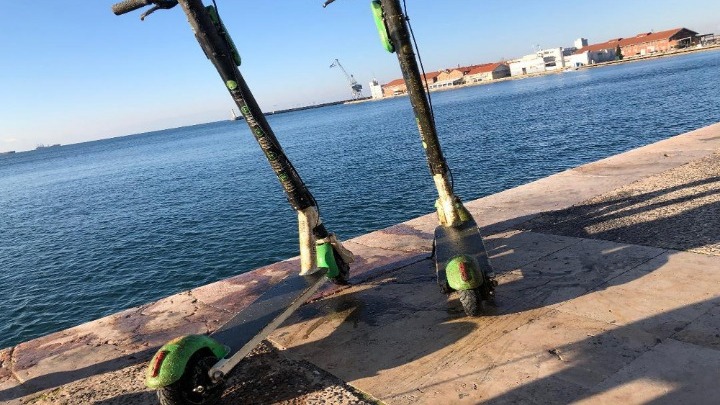 Ψάρεψαν\" 50 ηλεκτρικά πατίνια από τα νερά του Θερμαϊκού
